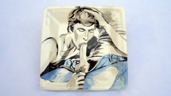 "Blow Job", square medium plate. 20,5 cm x 20,5 cm x 4 cm. Single piece. Handcrafted and hand paintd, under glaze, by David Gómez Blaya. "Mamada"". Plato mediano cuadrado.20,5 cm x 20,5 cm x 4 cm. Pieza única. Modelado y decorado a mano, con engobes bajo cubierta, por David Gómez Blaya.