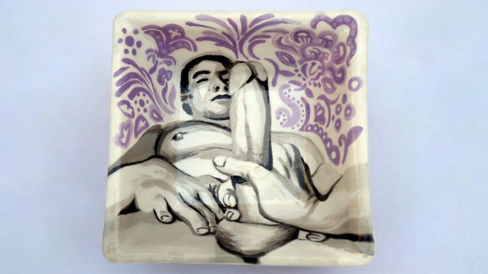 "Helping Help". Small square ceramic plate.14 cm x 14 cm x 5 cm. Unique piece. Handcrafted and hand painted under glaze by David Gómez Blaya. "Hechame una mano". Cuenco cuadrado de cerámica. Modelado y decorado, a mano, con engobes bajo cubierta, por David Gómez Blaya.
