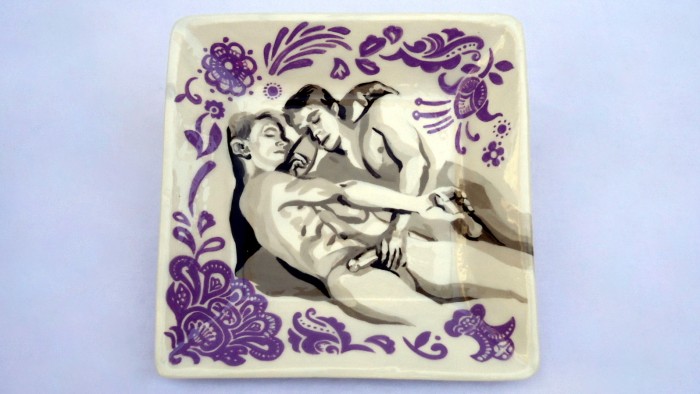 "Helping hand", square medium plate. 20,5 cm x 20,5 cm x 4 cm. Single piece. Handcrafted and hand paintd, under glaze, by David Gómez Blaya. "Echame una mano". Plato mediano cuadrado.20,5 cm x 20,5 cm x 4 cm. Pieza única. Modelado y decorado a mano, con engobes bajo cubierta, por David Gómez Blaya.