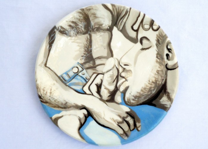 "Pruébala". Platito de té.15 cm diámetro. Pieza única. Modelado con barro rojo mediante molde de presión. Decorado a mano con engobes bajo cubierta vitrea. "Try it". Tea set plate. Single piece. 15 cm diameter. Handcrafted and hand painted by David Gómez Blaya.